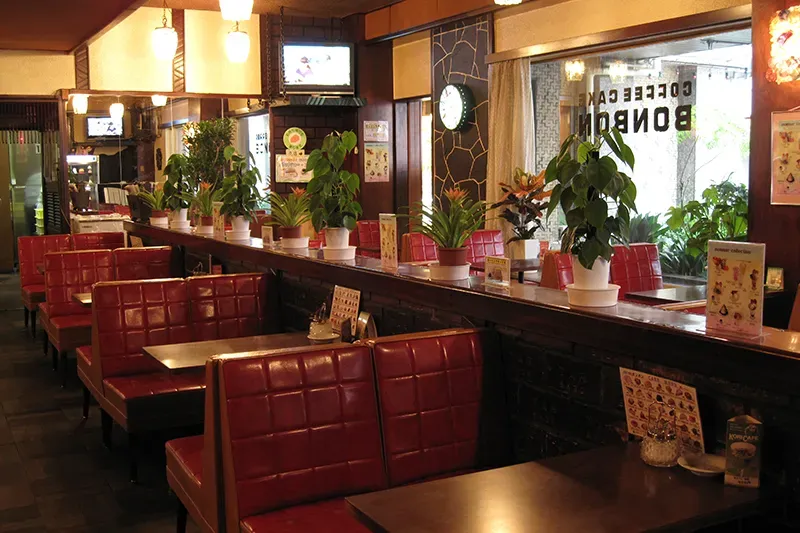 Bon Bon interior and old-school ambiance exudes the atmosphere of the Showa Era 